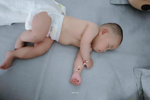 绍兴宝宝拍嗝的正确方法